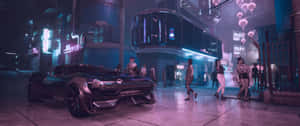 未來風格的黑色跑車停在夜間霓虹燈照亮街道上，有行人。 — 電馭叛客2077 壁紙