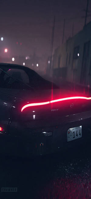 黑色跑車在雨夜街道上閃耀紅色尾燈。 — iPhone 16e 壁紙