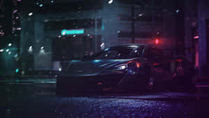 黑色跑車在夜間雨中停在霓虹燈下濕漉漉的城市街道上。 — 麥拉倫 壁紙