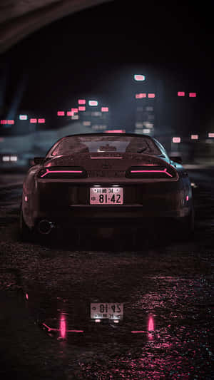 黑色跑車帶有粉紅色燈光在夜間穿過下雨的隧道。 — 電玩遊戲 GIF 壁紙
