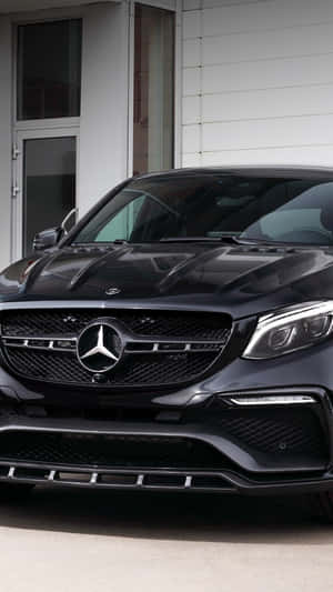黑色Mercedes-AMG GLE63 SUV停在現代白色建築前。 — Mercedes Benz C300 壁紙
