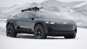 黑色奧迪概念車車頂載有滑雪板，在雪山中行駛。 — 奧迪 GIF 壁紙