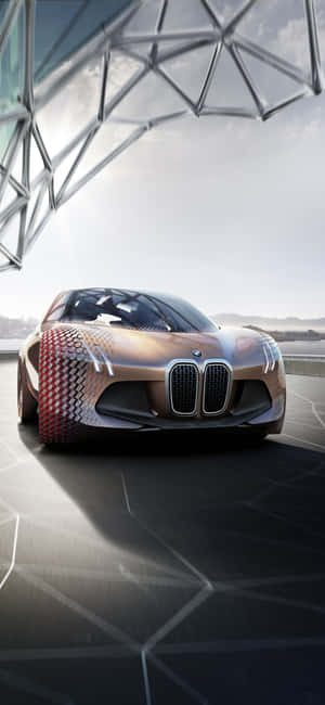 金屬網格結構下帶有幾何圖案的未來感BMW概念車。 — iPhone 15 Pro 壁紙