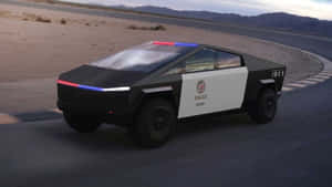 未來感警車在黃昏的沙漠賽道上疾馳。 — 特斯拉 壁紙