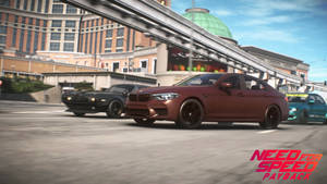 紅色BMW M5在城市街道上與其他汽車和單軌鐵路一起飛馳。