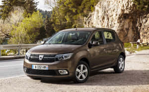 棕色Dacia Sandero停放在岩石懸崖和樹木附近的碎石路上。 — MacBook Pro M1 壁紙