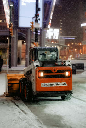 掃雪車在夜間清理城市街道上的積雪。 — 2:3 壁紙