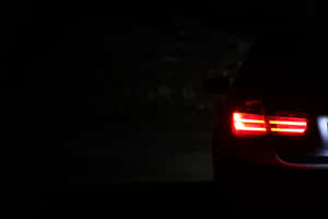 汽車的紅色尾燈在夜間黑暗中發光。 — Mercedes Benz C300 壁紙