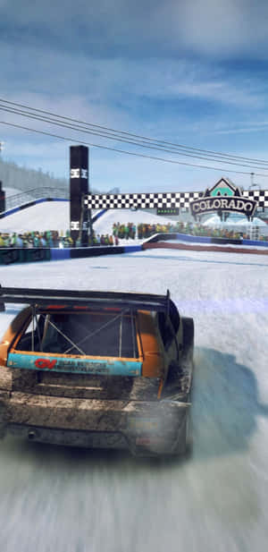 賽車在雪地賽道上飛馳，人群和方格旗，科羅拉多州。 — Pixel 4 壁紙