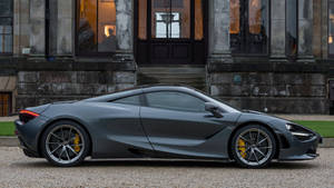 黃昏時分，啞光灰色McLaren 720S跑車停泊在石建築前面。 — 4K 法拉利 壁紙
