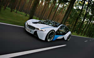 一輛白色和藍色的BMW i8概念車在森林中奔馳。 — Mercedes Benz C300 壁紙