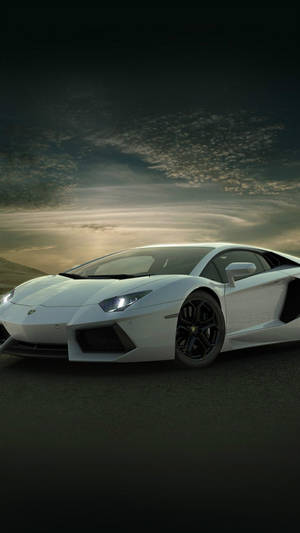 白色藍寶堅尼Aventador在暮色中的黑暗道路上，天空戲劇性。 — 白色 iPhone 壁紙