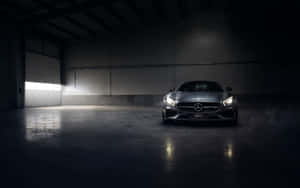 在黑暗的工業倉庫中照亮的流線型銀色 Mercedes-AMG GT 跑車。 — Mercedes Benz C300 壁紙