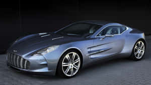 銀色Aston Martin One-77跑車停泊在鋪砌地面上。 — 奧斯頓馬丁 壁紙