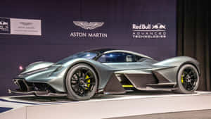 銀色Aston Martin hypercar配黃色點綴在展覽中展示。 — 奧斯頓馬丁 壁紙