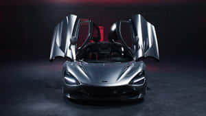 銀色McLaren跑車，鷗翼車門打開，在昏暗車庫中配有紅色燈光。 — 酷炫F1 壁紙