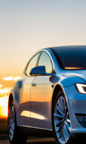 銀色Tesla汽車在日落時停放，金色光線反射在其表面。 — Tecno Megapad 壁紙