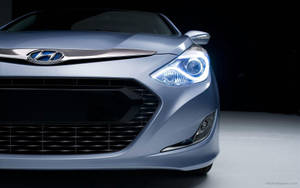 銀色現代汽車前臉特寫，頭燈發光。 — Mercedes-Benz 壁紙