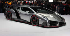 銀色藍寶堅尼 Veneno 搭配紅色飾邊在車展上展出。 — 蘭博基尼 壁紙