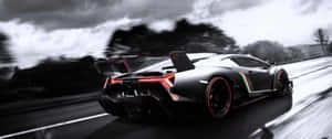 黑色藍寶堅尼 Aventador SVJ 在暴風雲下的濕滑道路上疾馳。 — 4K 藍寶堅尼 壁紙