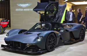 消光灰色Aston Martin超跑，打開鷗翼門在車展上展出。 — Steam Deck 壁紙