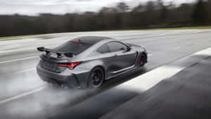 灰色Lexus RC F在潮濕高速公路上甩尾，伴有煙霧和動態模糊。 — 凌志 壁紙
