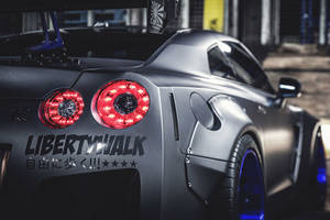 訂製消光灰色日產GT-R，帶有紅色尾燈和藍色輪圈，夜間停放。 — 日產GTR 壁紙