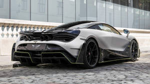 消光銀色McLaren 720S，帶有黑色和螢光黃色飾邊，停泊在鵝卵石街道上。 — 4K 法拉利 壁紙