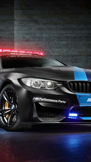 消光黑色BMW M4安全車，帶有藍色條紋和紅色車頂燈，在黑暗的攝影棚中。 — 賽車 壁紙