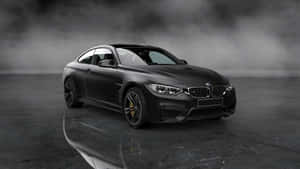 消光黑色BMW M4雙門轎跑車，金色煞車卡鉗，煙霧繚繞的攝影棚，地面倒影。 — Mercedes Benz C300 壁紙