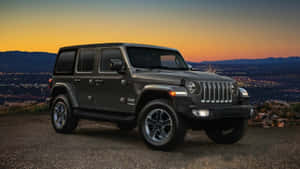 黑色Jeep Wrangler停在山頂俯瞰夕陽下的城市 — 吉普 壁紙