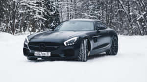 消光黑色跑車停在積雪森林道路上 — Mercedes Benz C300 壁紙