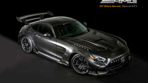 消光黑色AMG GT Black Series跑車，大型尾翼，攝影棚燈光。 — 2560x1440 壁紙