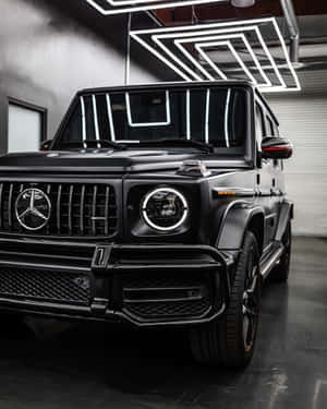 現代車庫霓虹燈下的消光黑色梅賽德斯G-Wagen。 — 豪華車 壁紙