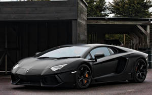 消光黑色藍寶堅尼 Aventador 停放在木造建築附近 — 蘭博基尼 壁紙