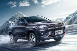 深灰色Jeep Compass在雪地中行駛，背景有山脈。 — 山脈 壁紙