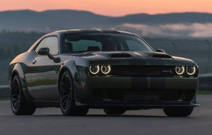 深綠色Dodge Challenger SRT Hellcat帶黑色條紋，停在日落時分的道路上。 — 道奇挑戰者 壁紙