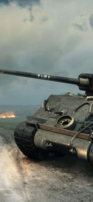 一輛泥濘的軍用坦克名為Fury，在戰場上移動，遠處有火。 — Galaxy A16 壁紙