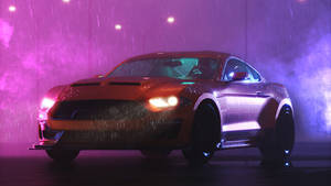 橙色跑車在夜間紫色霓虹燈下停泊於雨中。 — 野馬GIF 壁紙