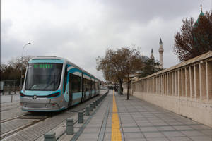 現代電車在清真寺附近的車站，有秋樹和石牆。 — 火車 壁紙