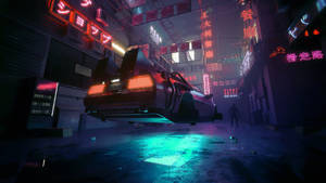 夜晚霓虹燈照亮賽博朋克小巷中懸浮的DeLorean，發光招牌和孤獨身影。