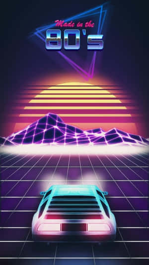 復古汽車在發光網格上面對霓虹日落，帶有「Made in the 80's」文字。 — 80年代美學 壁紙