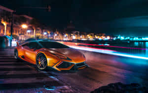 橙色跑車在夜間穿過潮濕的城市街道，伴隨著霓虹燈光。 — 霓虹 壁紙