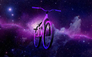 一輛發光的紫色自行車漂浮在星空宇宙場景中，伴有紫色星雲。 — 登山車 壁紙