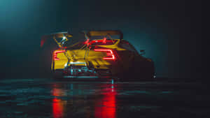 夜間濕漉漉的路面上，黃色賽車發出紅色光芒。 — 電玩遊戲 GIF 壁紙