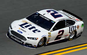 白色 Miller Lite Ford Fusion 賽車在黃線賽道上高速奔馳。 — 美國 壁紙
