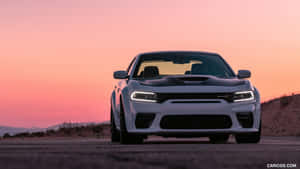 白色 Dodge Challenger Hellcat R Drift Edition 在沙漠道路上，日落時分。 — 道奇挑戰者 壁紙
