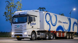 白色 Goodyear 半掛卡車，帶藍色圖案，夜間停在路燈下。 — 老福特卡車 壁紙