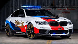BMW M5 MotoGP安全車在車庫中閃爍著燈光。 — 賽車 壁紙