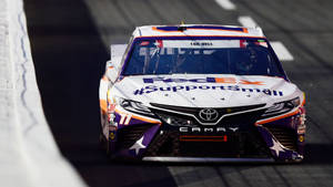 FedEx Toyota Camry賽車在賽道上飛馳，帶有星星貼紙和贊助商標誌。 — 白色法拉利 壁紙
